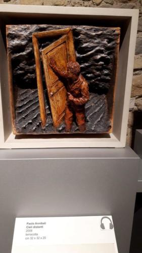 Cieli distinti. Opera in legno e terracotta dipinta