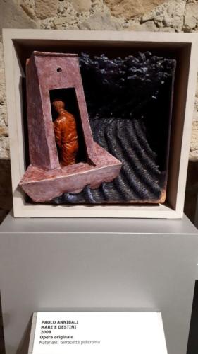 Mare e destini. Opera inlegno e terracotta decorata