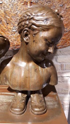 Mater amabilis particolare. Opera in bronzo fuso