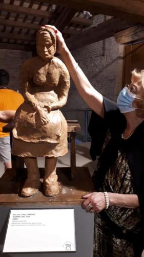 Nonna del sud. Opera in terracotta modellata e legno