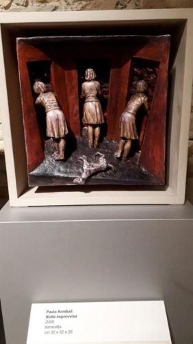 Notte improvvisa, Opera in legno e terracotta decorata